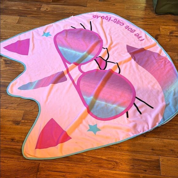 Oversized Jumbo Cat-Shaped Beach Towel with Sunglasses Design - Picture 6 of 8